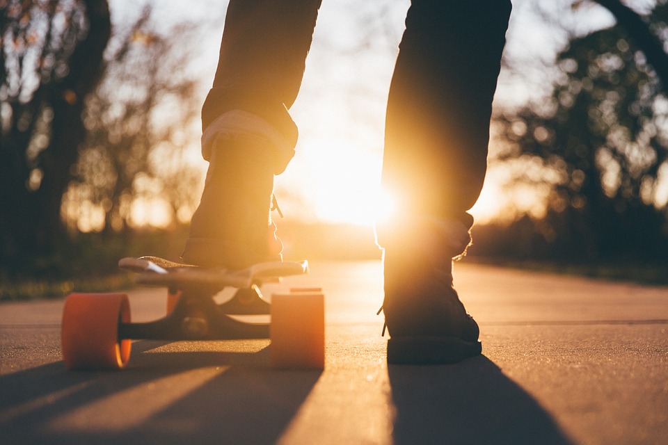 Find både inliners og aggressive rulleskøjter hos Skatetema.com, der har et bredt udvalg