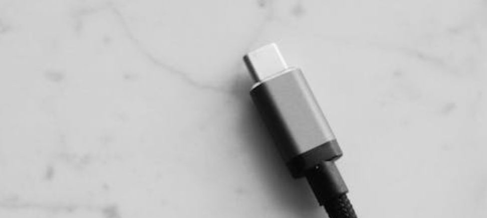 Find din nye USB-C oplader til laptop og bærbar hos Av-Cables.dk